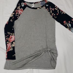 🆕️ Women's tee knotted side